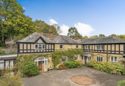 Rare auction opportunity: Two historic properties in Kent's Burrswood Estate